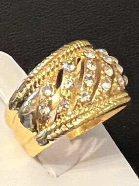 Gold Tone Jeweled Band Ring Size 8 (373)